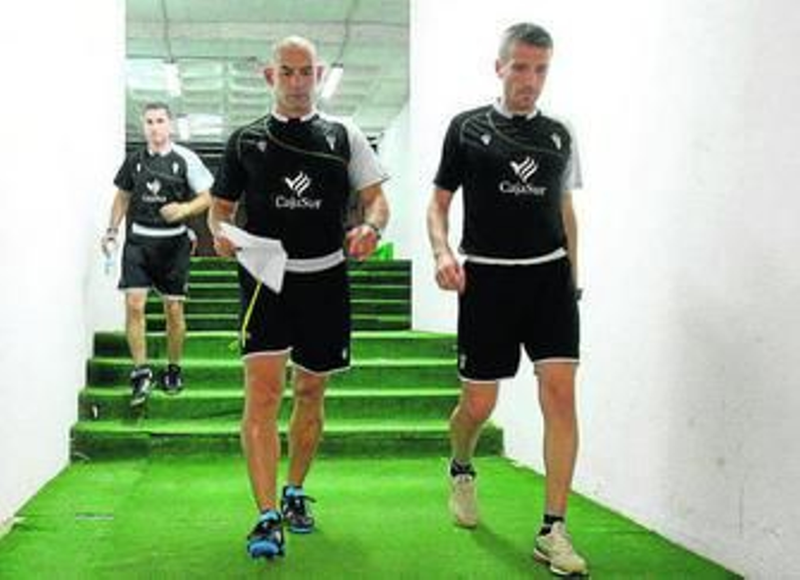 Esaú salta al césped acompañado por Paco.