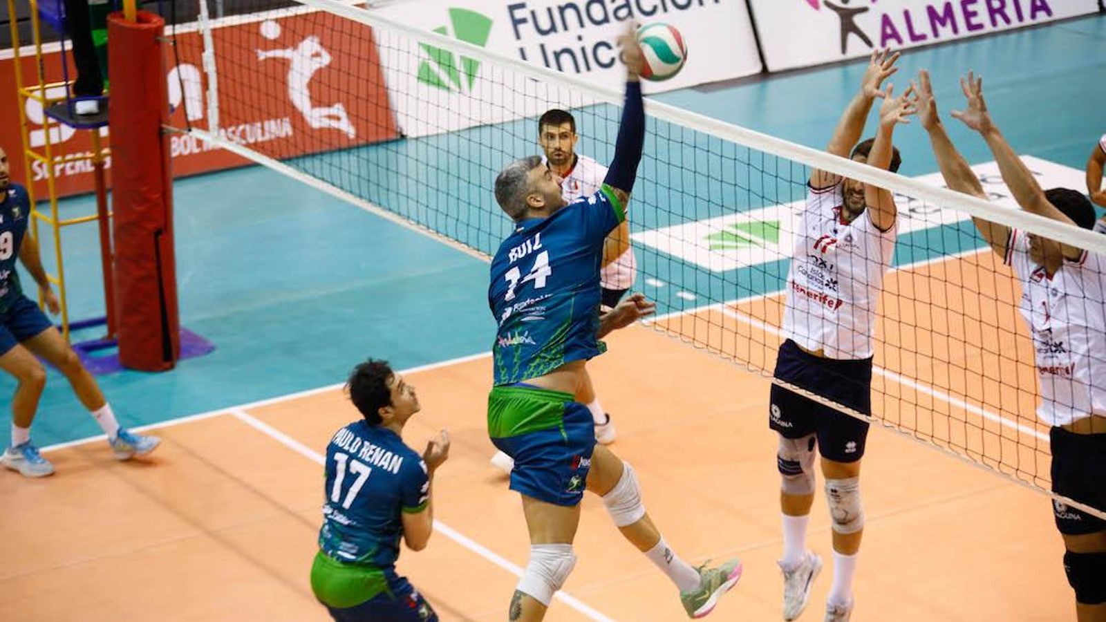 Borja Ruiz realiza un remate delante de la red durante una acción del encuentro frente a los tinerfeños.