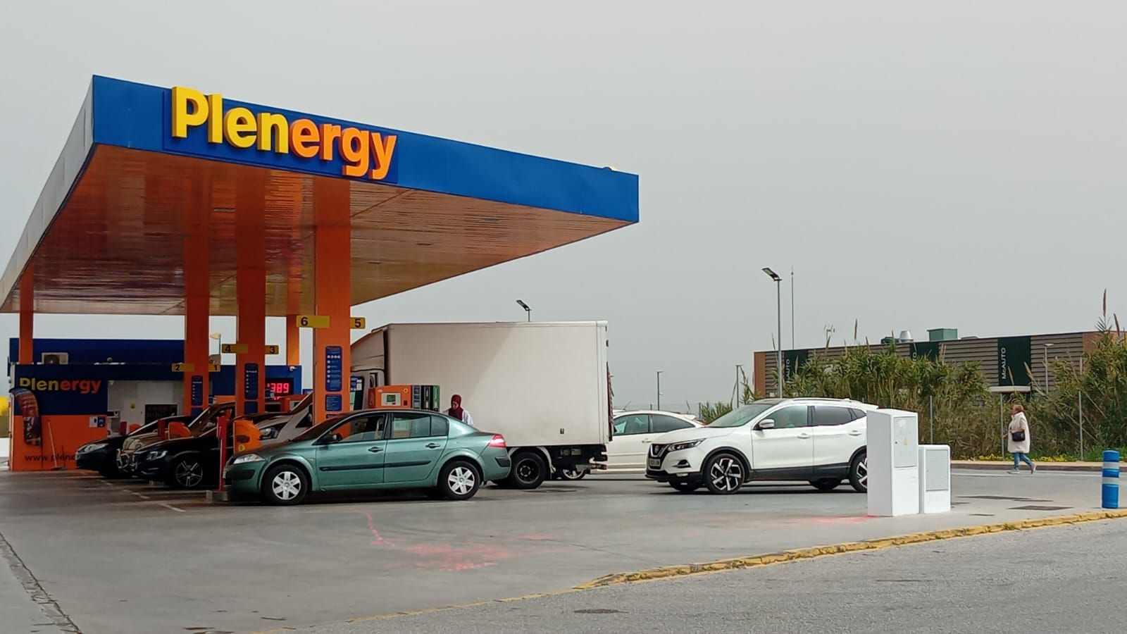 Coches repostando en una gasolinera de Málaga, este martes.
