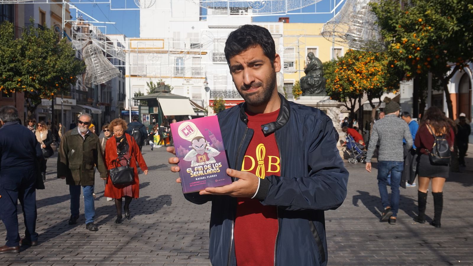 Rafa Flores posa en la Plaza del Salvador con su último libro.
