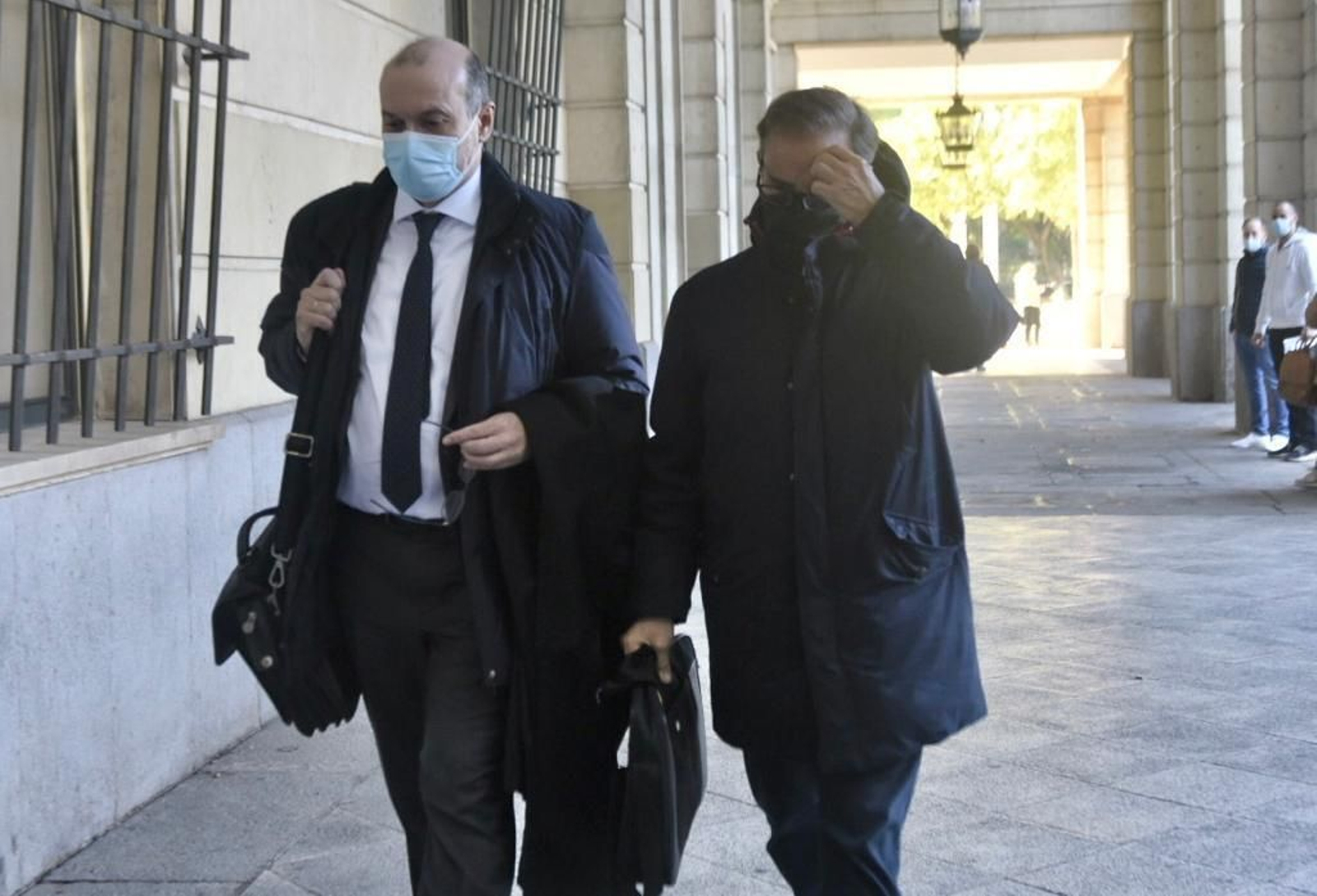 Uno de los acusados sale de la Audiencia con su abogado.