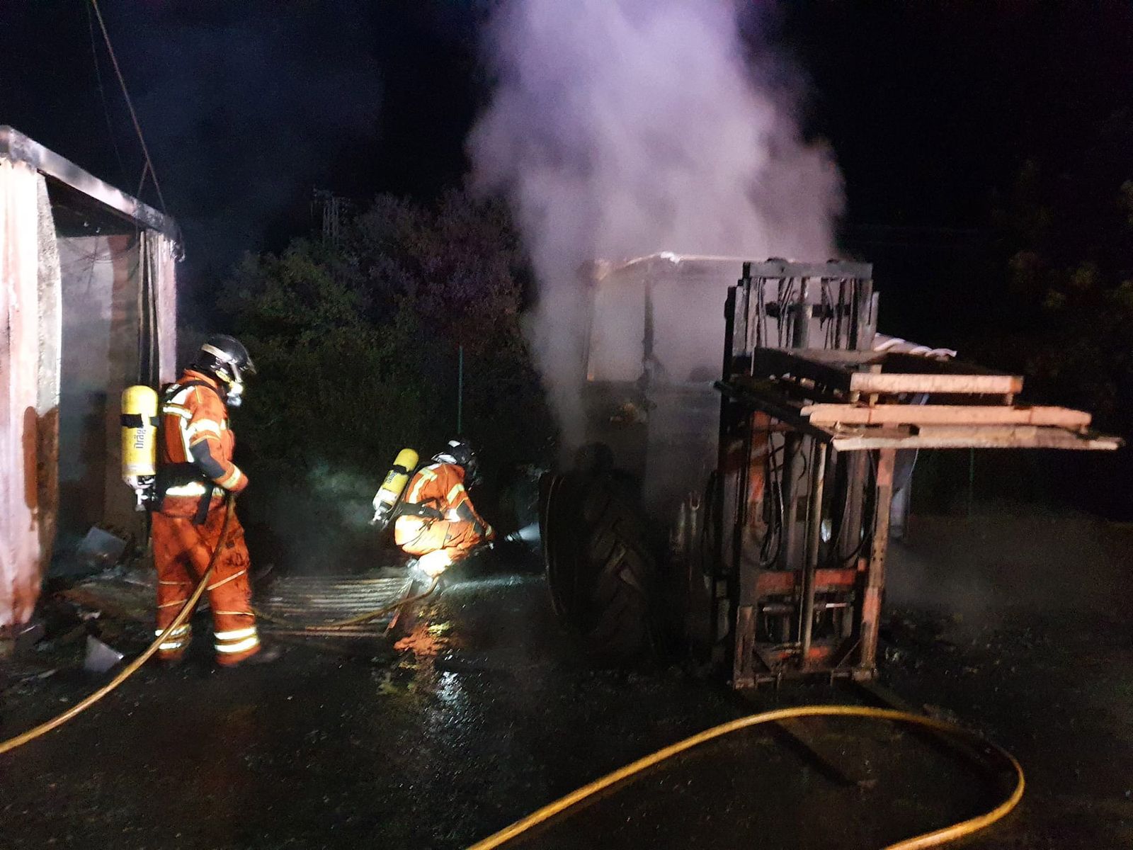 Un incendio calcina en San Silvestre un tractor y un módulo prefabricado