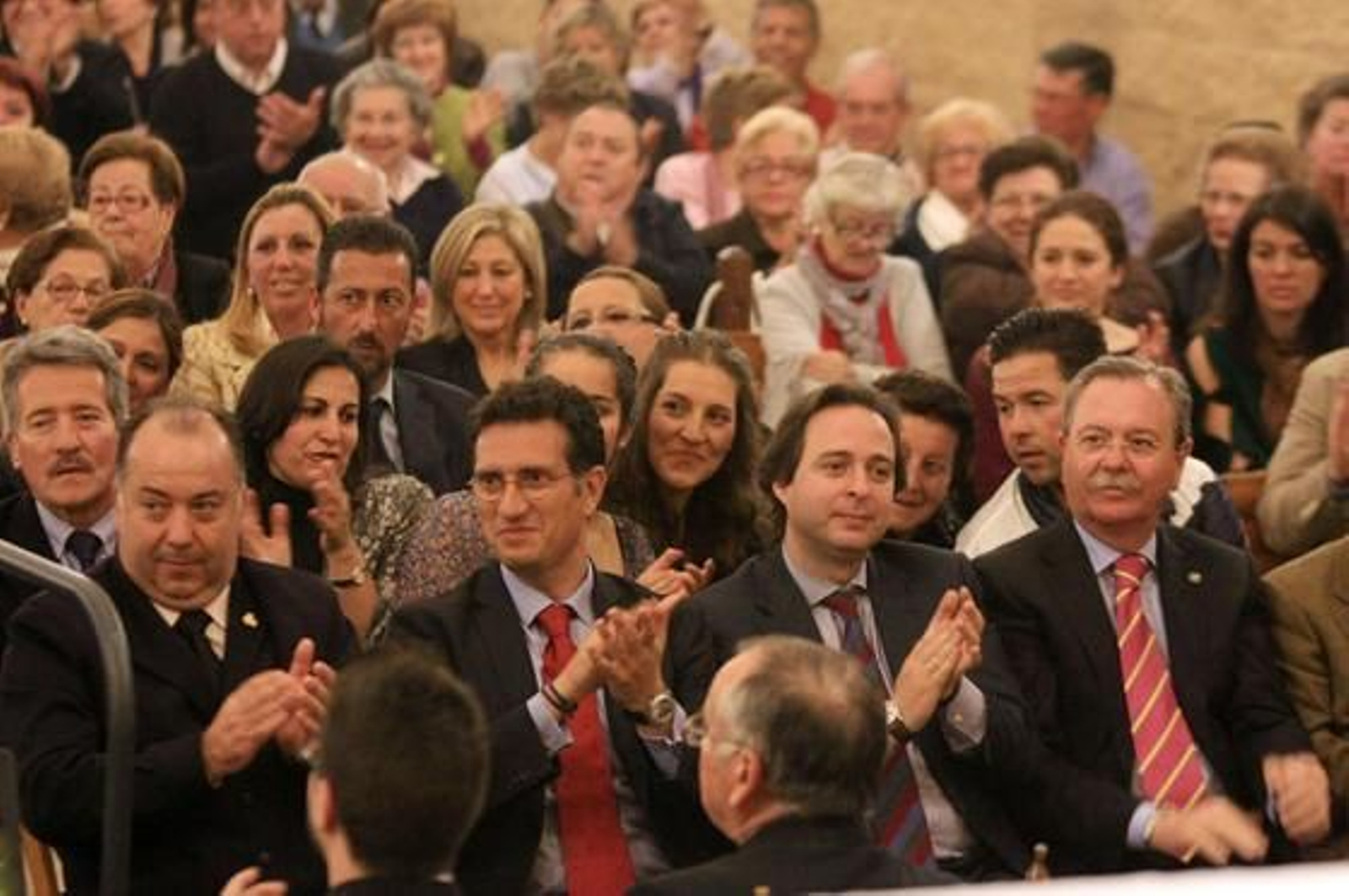 Arcángel, Argentina y Pepe 'El Marismeño' cantan la disertación del jefe de Cultura de 'Huelva Información', Eduardo Sugrañes. / Alberto Domínguez