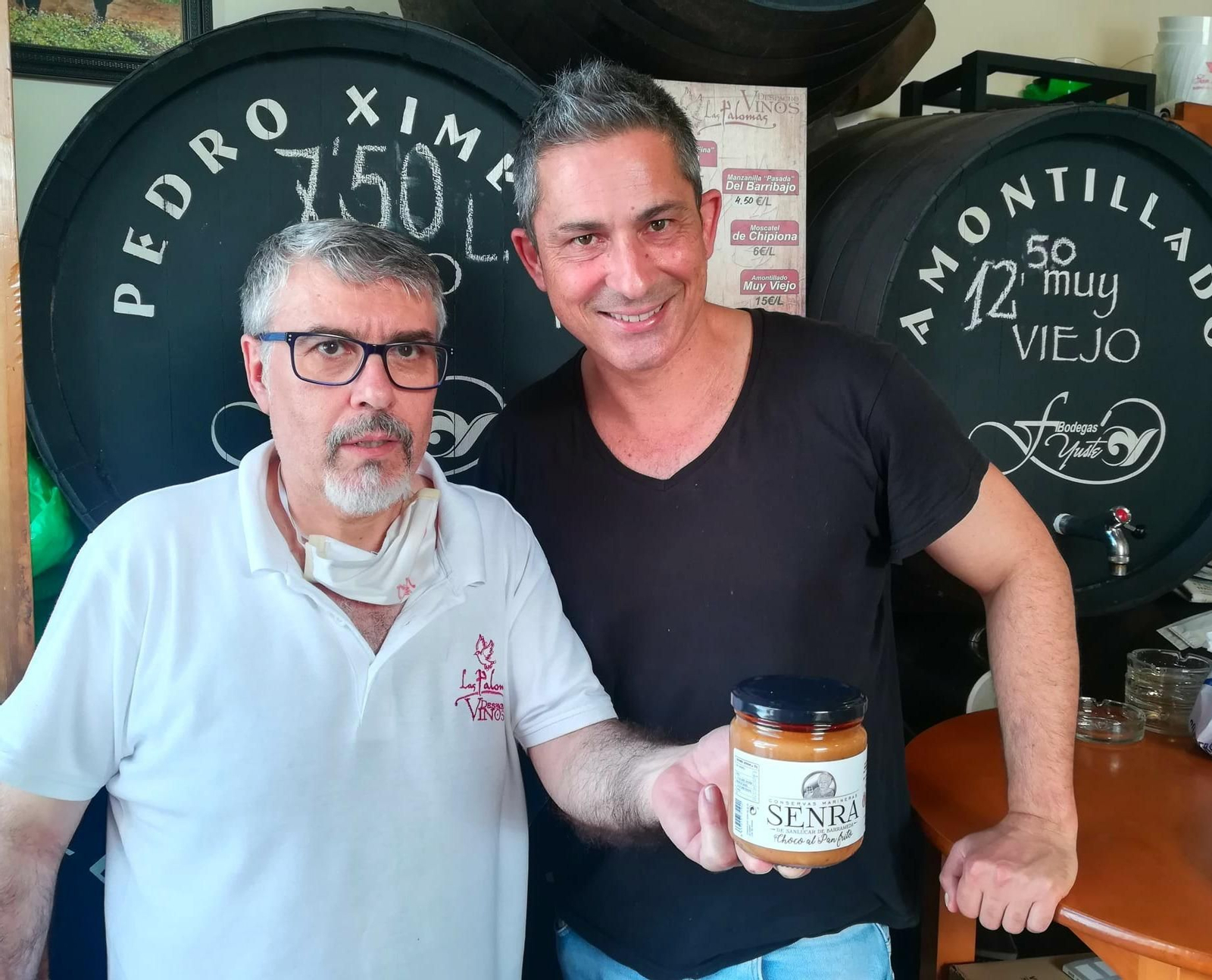 Fran Senra (derecha) junto a Pepe en el bar Las Palomas de Sanlúcar.