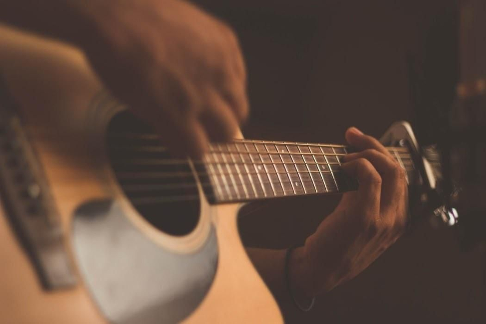Muchas personas deciden aprender a tocar la guitarra por internet