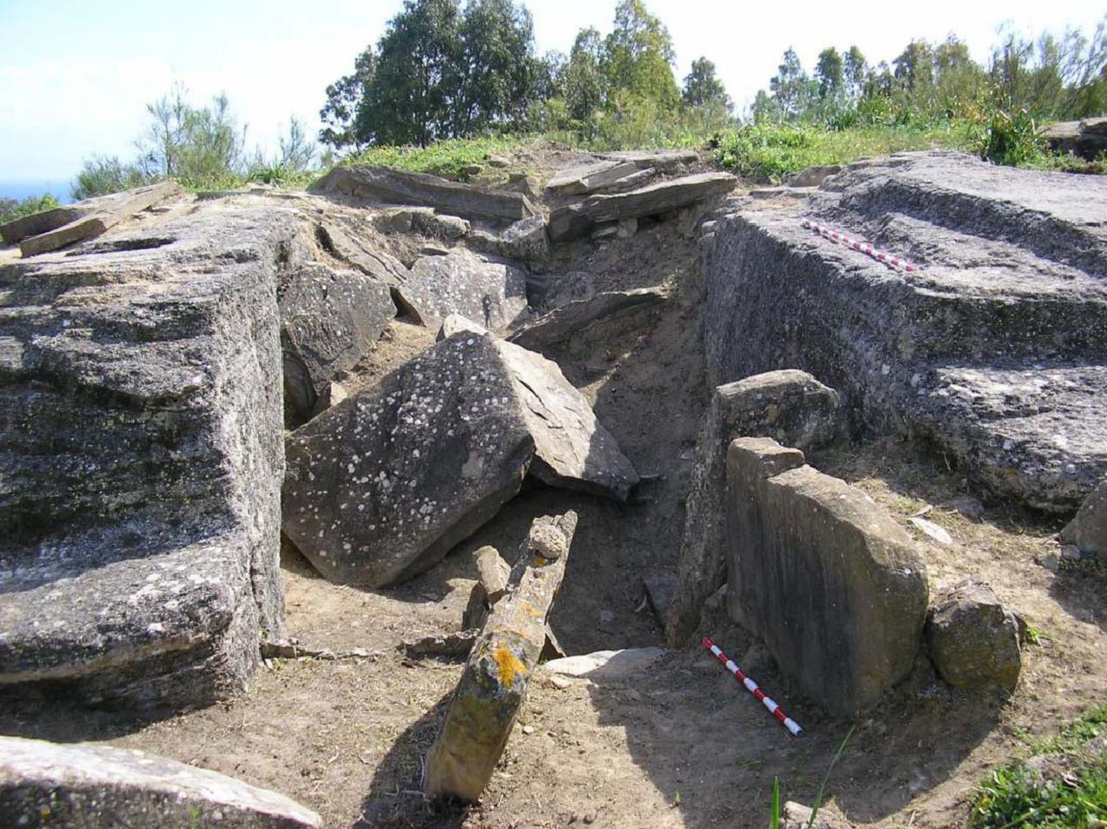 Estructura funeraria mixta en la necrópolis de Los Algarbes.