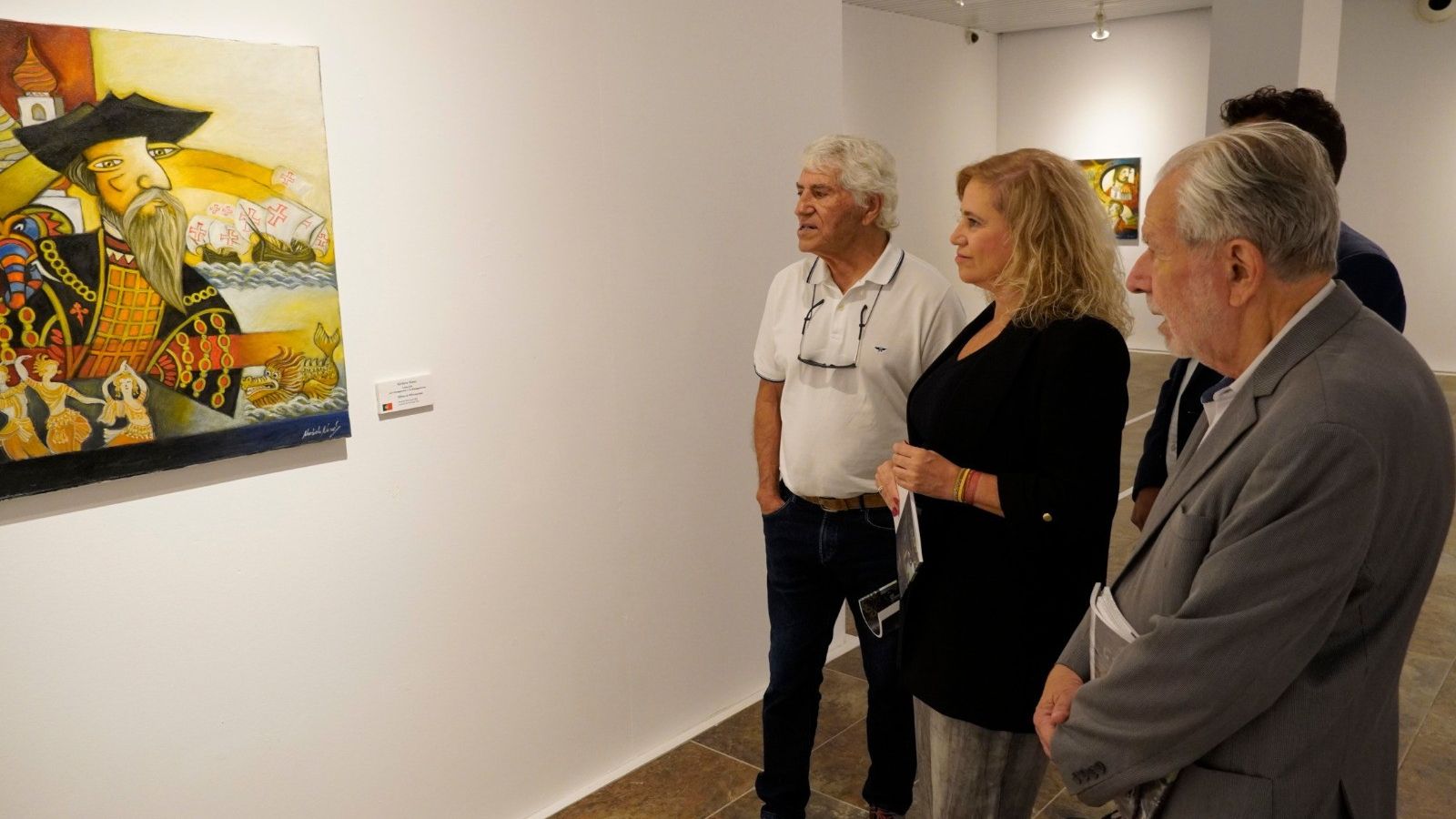 Gracia Baquero en la visita guiada de Norberto Nunes en su exposición.