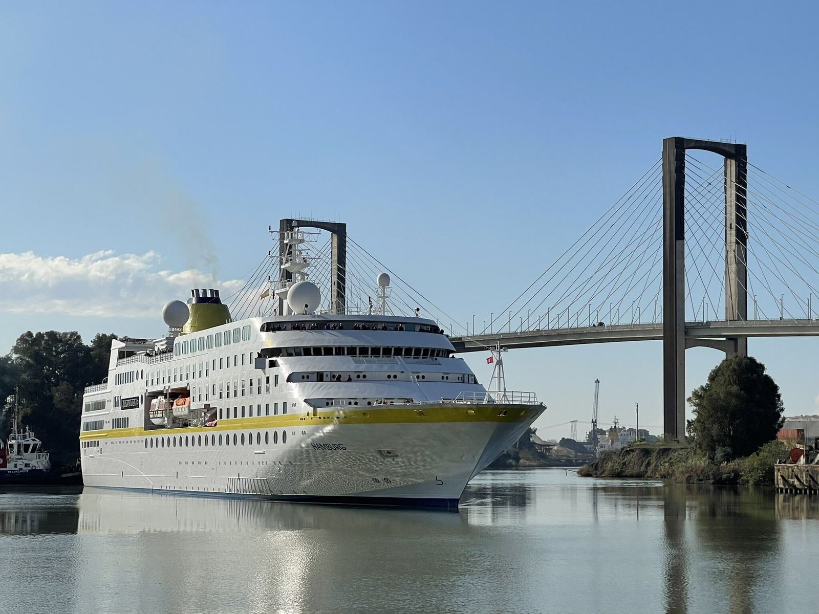 El crucero Hamburg, entrando en la mañana de este lunes en la dársena.
