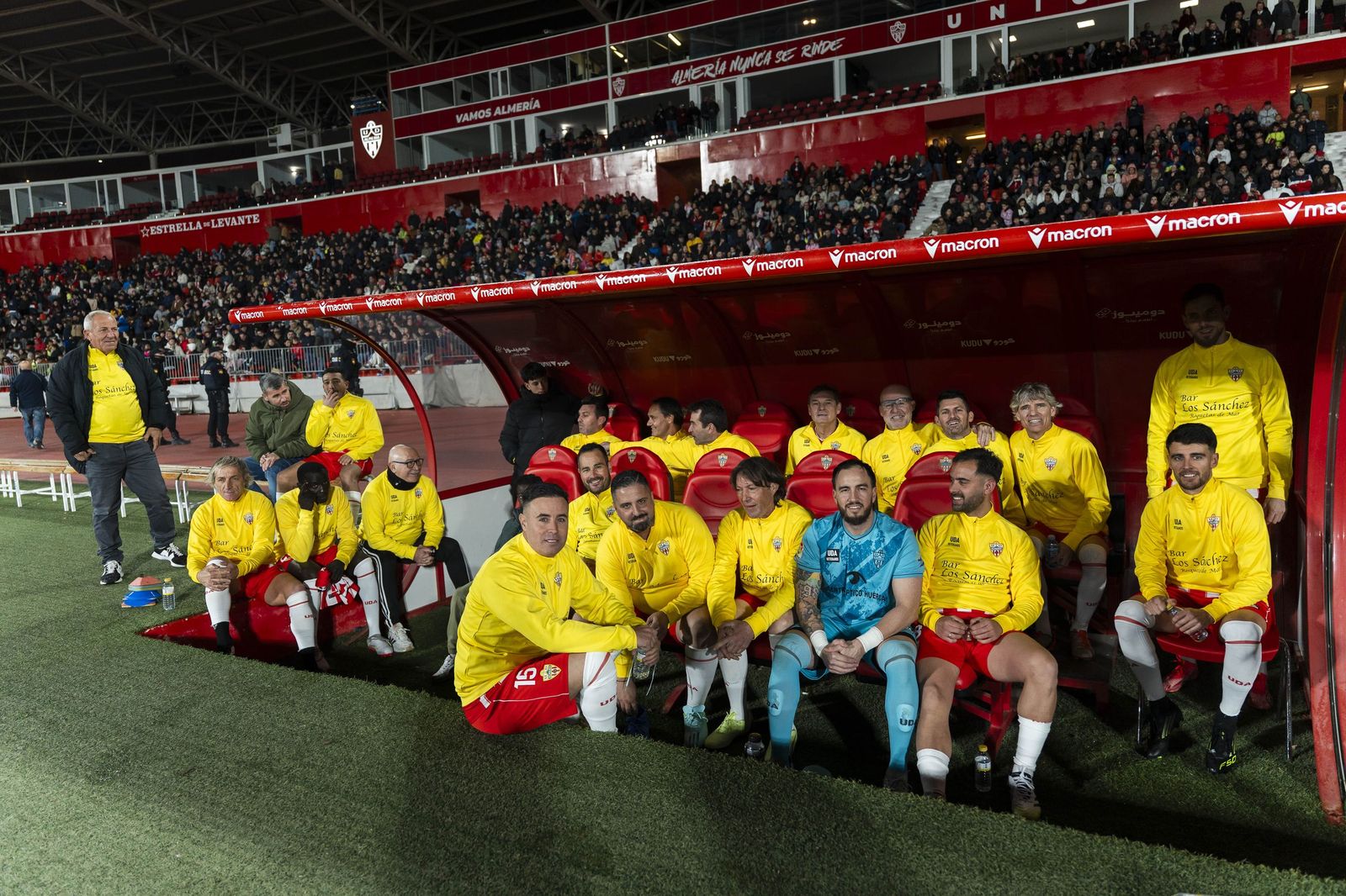 Fotogalería del partido homenaje a Guillermo Blanes entre los veteranos de la UD Almería y el FC Barcelona