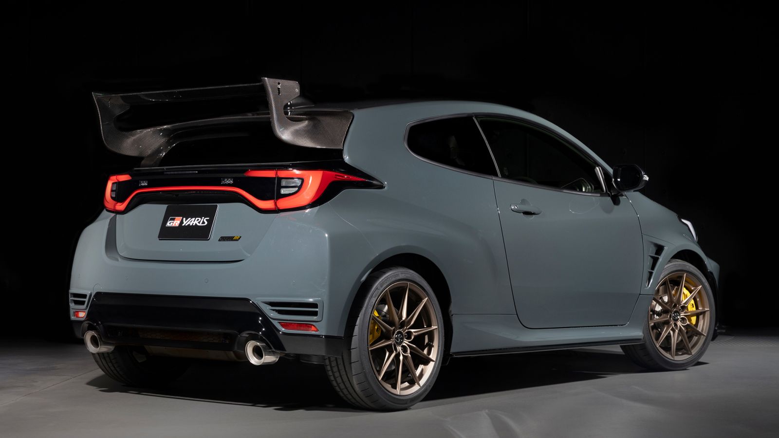 El GR Yaris RZ se comercializa con el motor tricilíndrico de 1,6 litros que rinde 280 CV, para el que Toyota no indica cambios en este RR. Eso sí, sólo se combina en esta serie especial con la caja Gazoo Racing Direct Automatic Transmission, la GR-DAT.