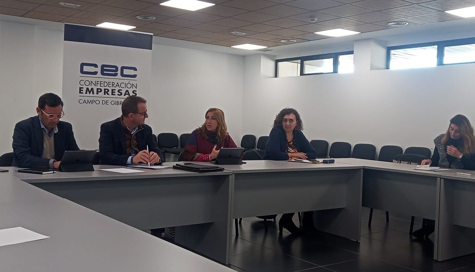Un momento de la reunión entre los representantes de la CEC y la Junta.