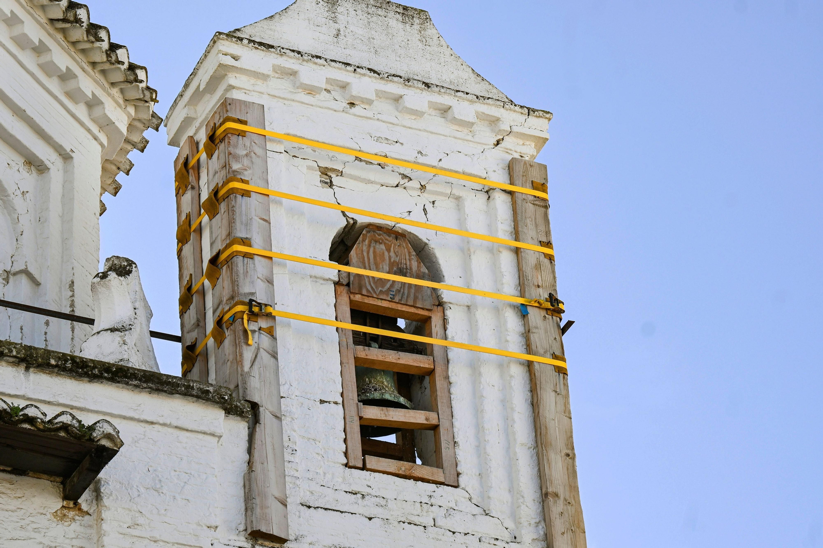 Detalle del estado del campanario de una de las puertas de entrada al centro de Santa  Fe