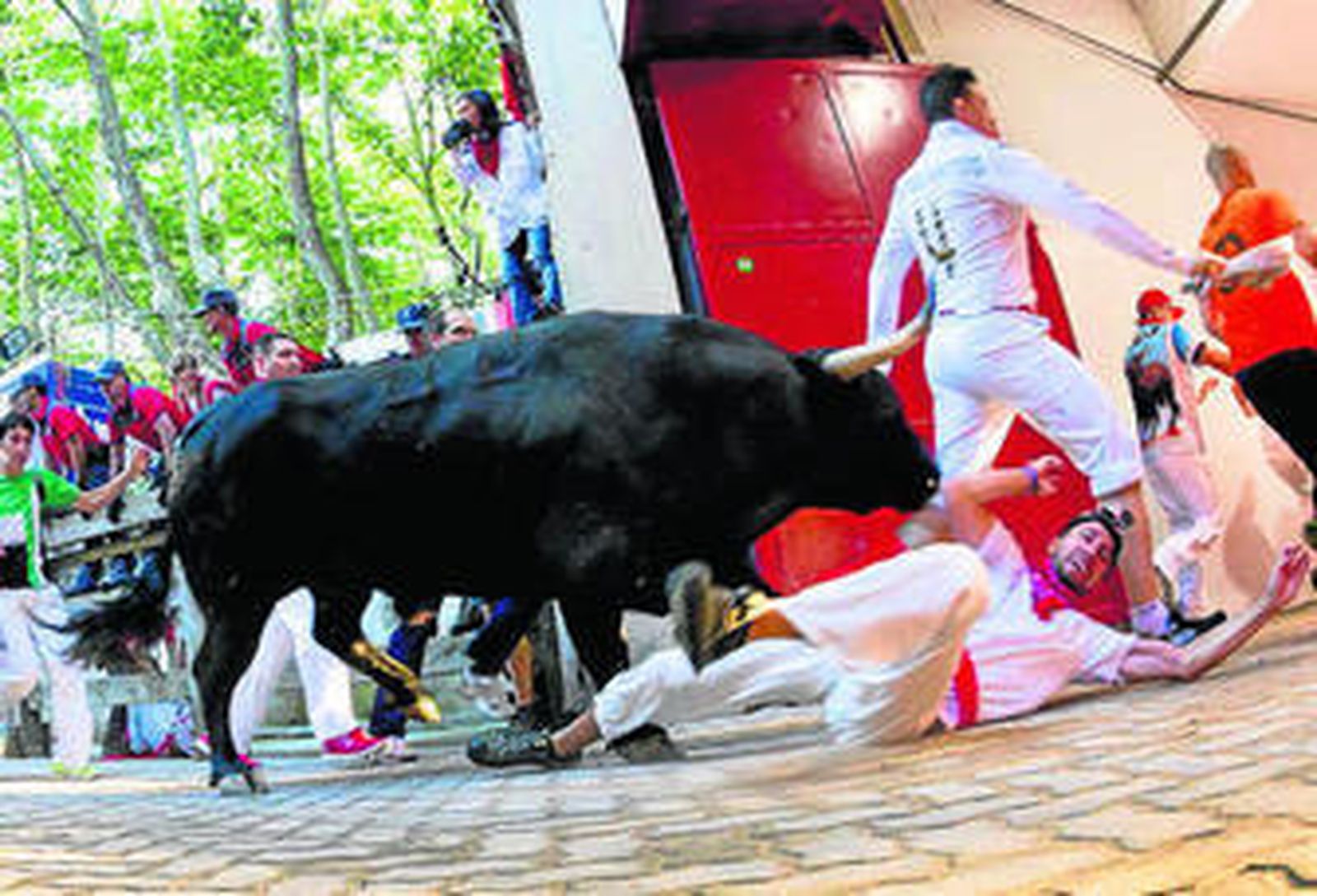 Caída de un mozo y susto en la entrada a la plaza.