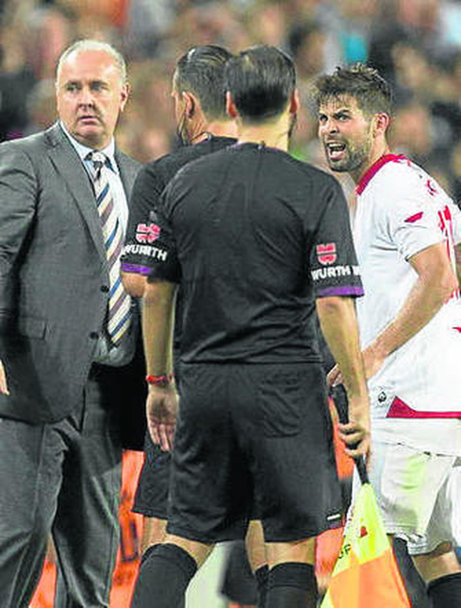 Coke se dirige airado a Muñiz.