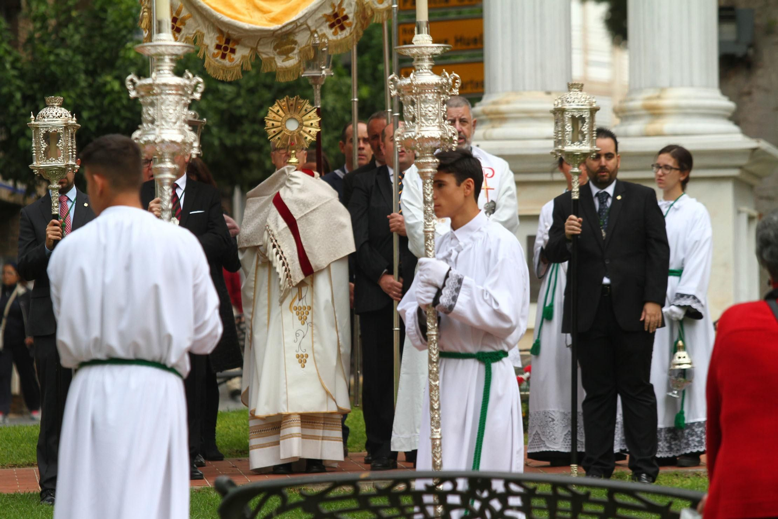Procesión Solemne  de la Hermandad de La Vera Cruz, con el Santísimo Sacramento.