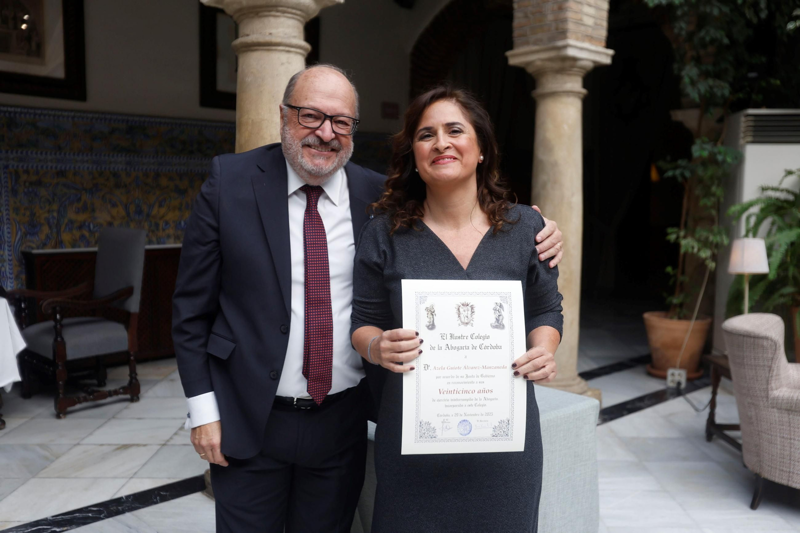 El Colegio de Abogados de Córdoba distingue a los colegiados que cumplen 25 y 50 años de ejercicio, en fotos