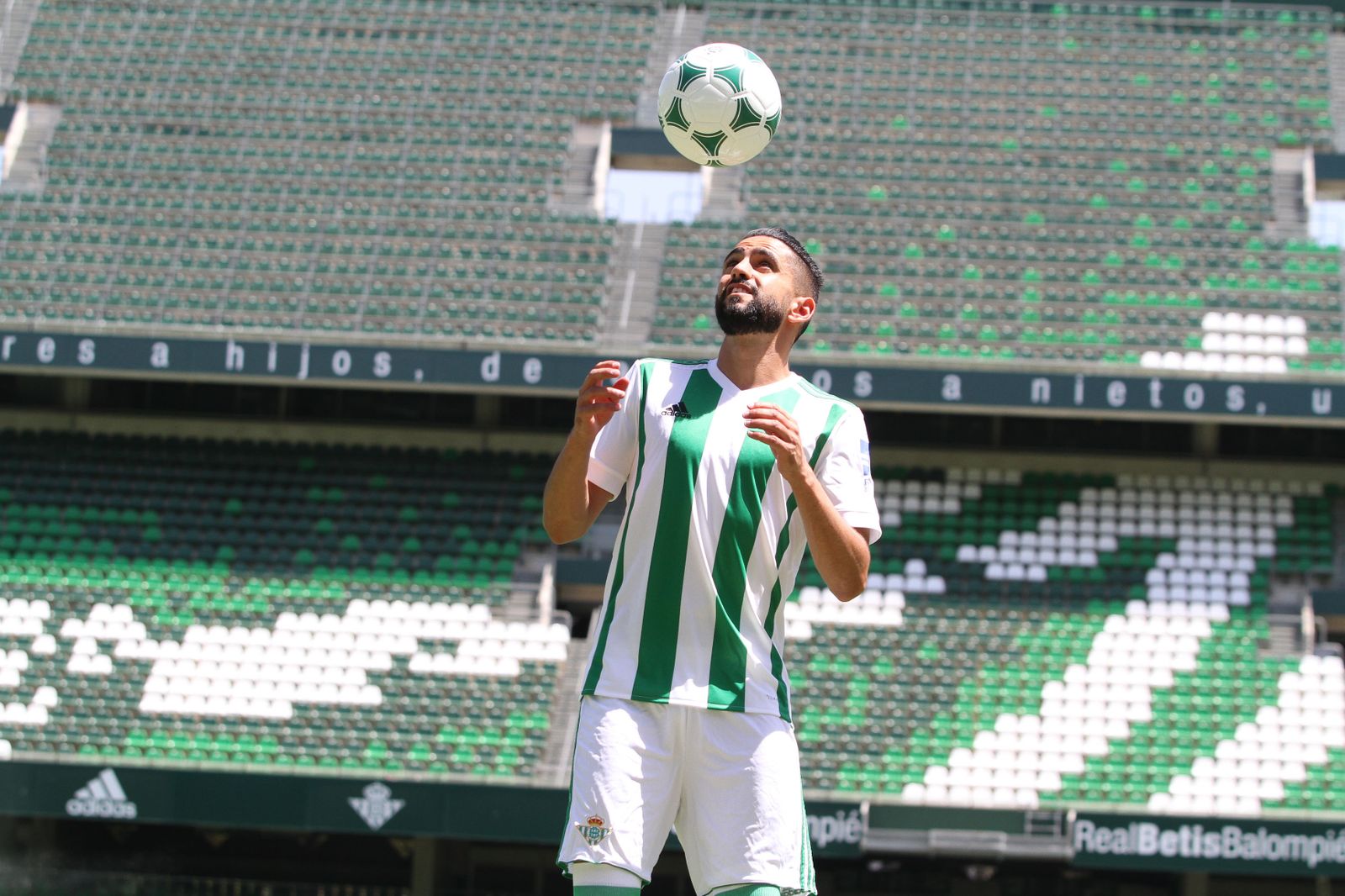 Boudebouz posa dando el OK vestido como bético sobre el césped del estadio Benito Villamarín.