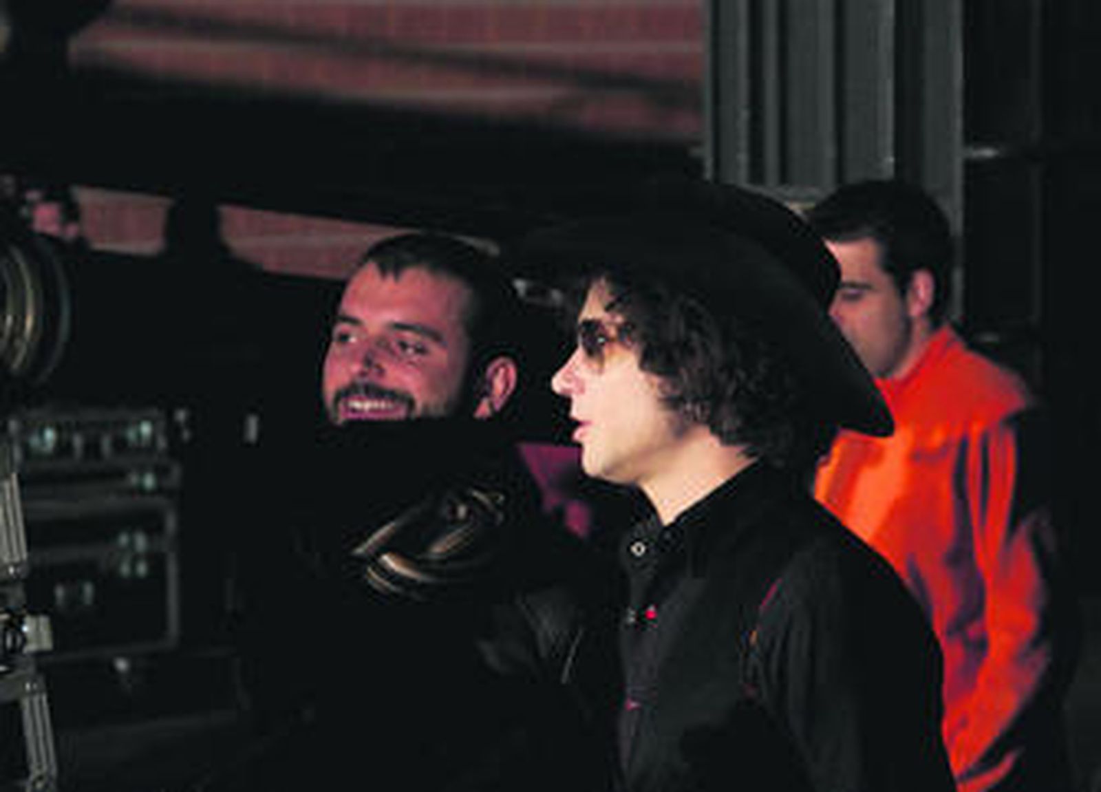 Imagen de Alexis Morante junto a Enrique Bunbury en la grabación del videoclip.