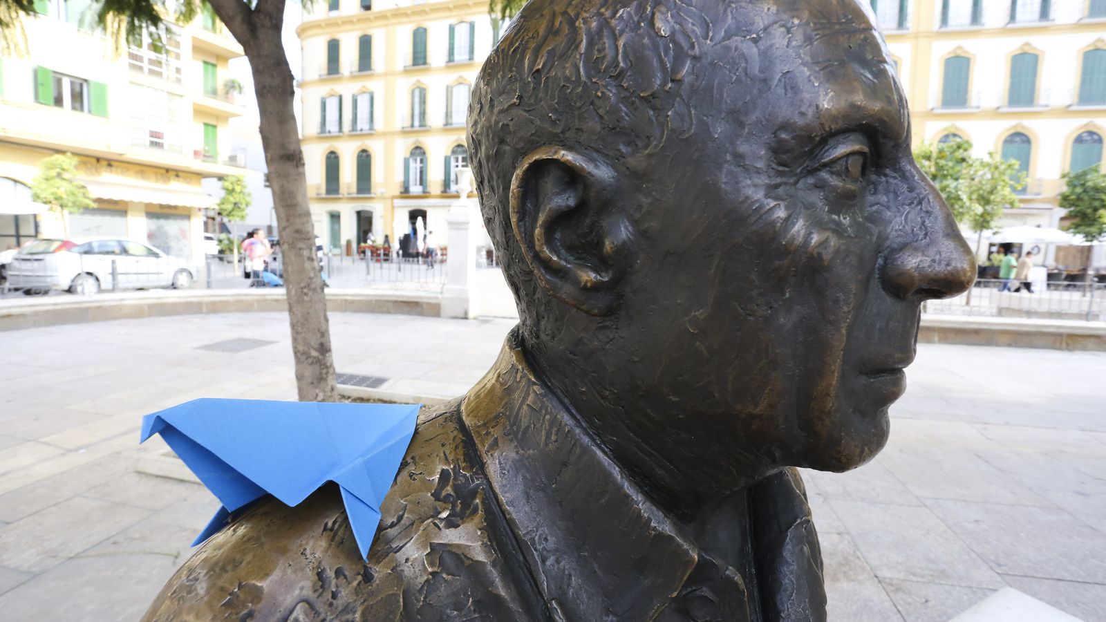 Una paloma de papel en la escultura de Picasso, en la plaza de la Merced.