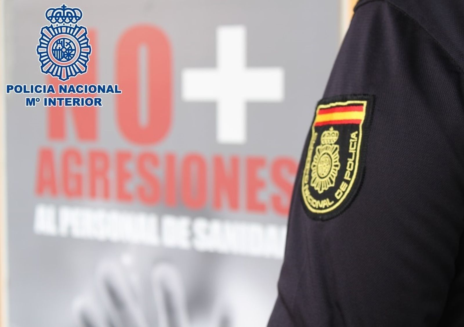 Agente de policía en el centro sanitario