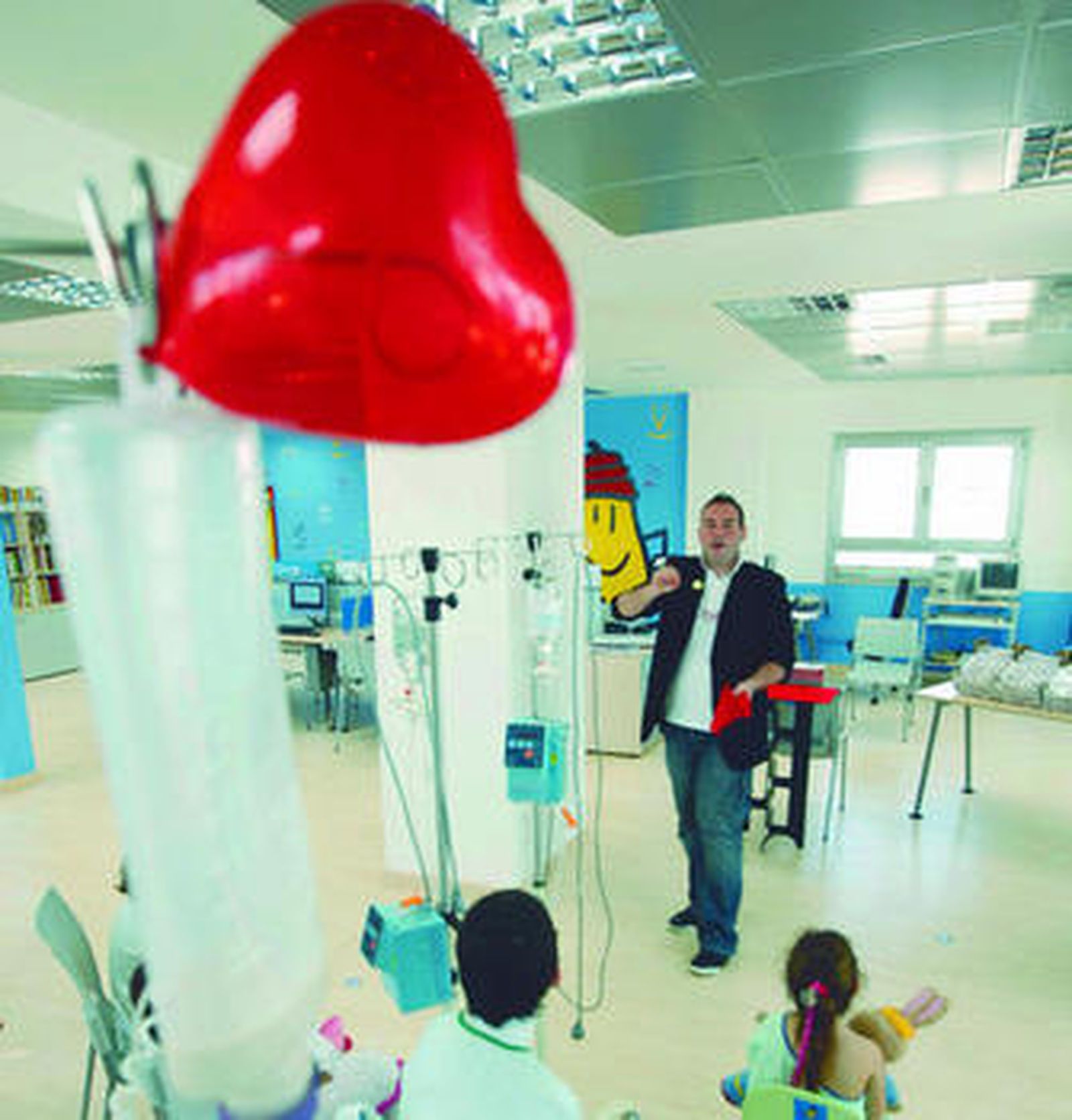 El mago Luigi en su actuación ante los niños del Materno.