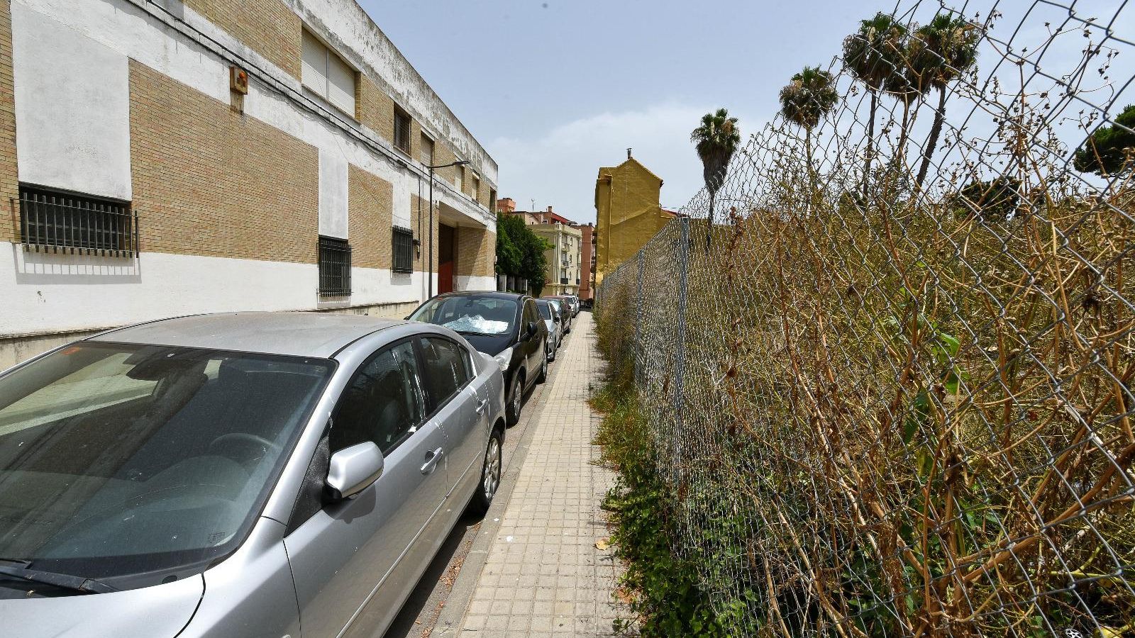 La acera que ahora conecta las factorías de salazón con el parque de las Acacias.