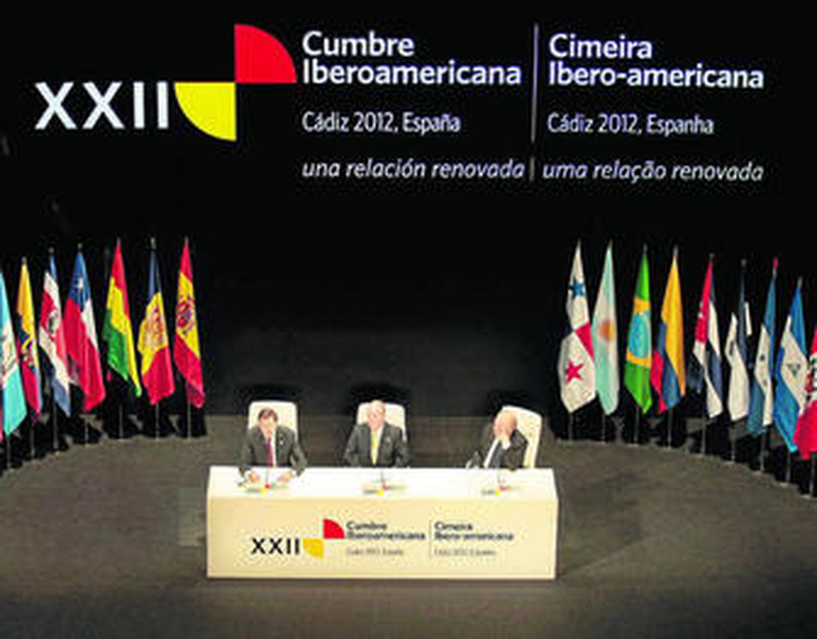 Inauguración de la Cumbre en el Teatro Falla con Mariano Rajoy, el Rey de España y Enrique Iglesias.