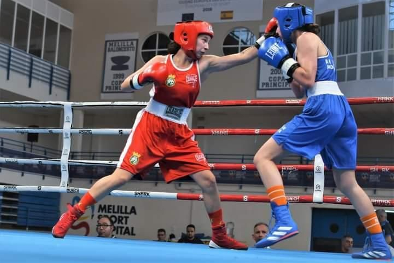 La boxeadora almeriense, de rojo, en acción