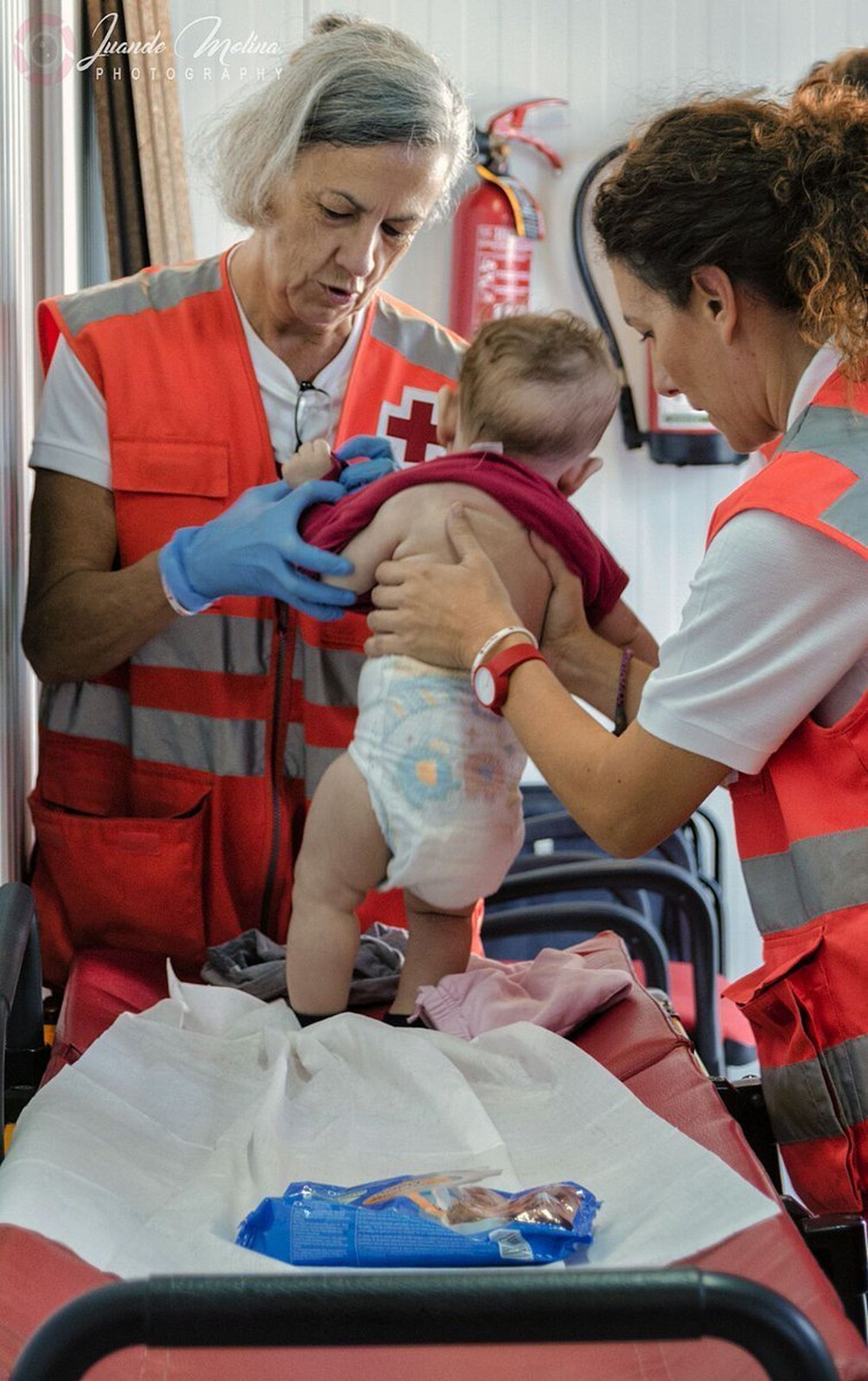 Voluntarios de Cruz Roja con la bebé.
