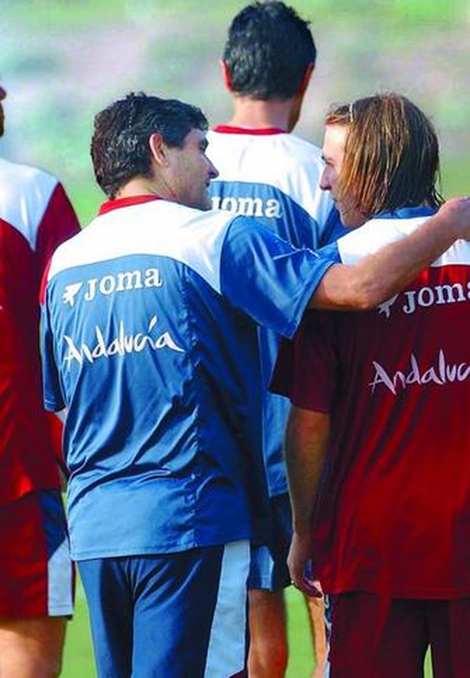 Juande Ramos, con el brazo echado en el hombro de Capel durante su estancia en el Sevilla.