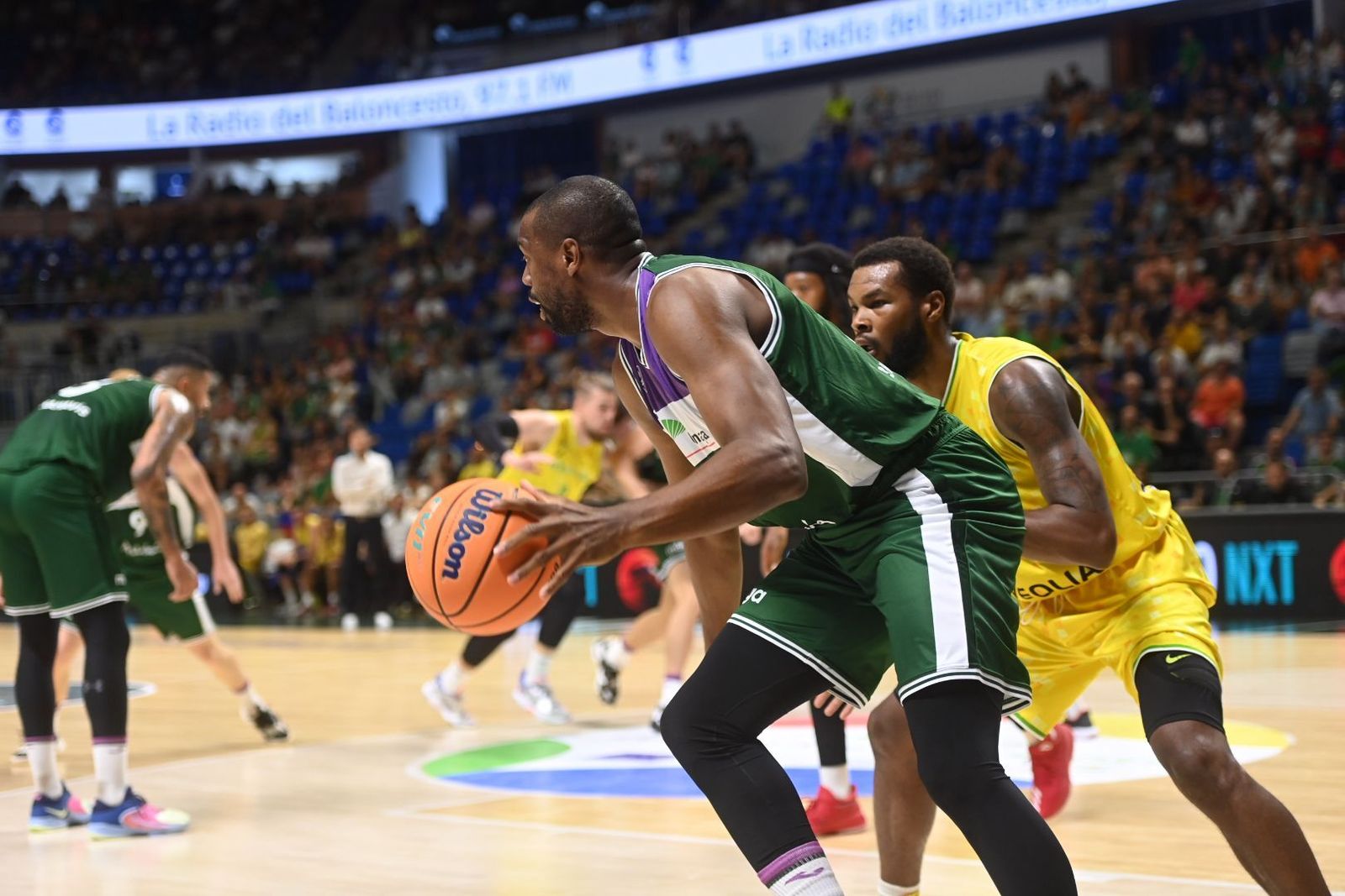 Will Thomas bota el balón.