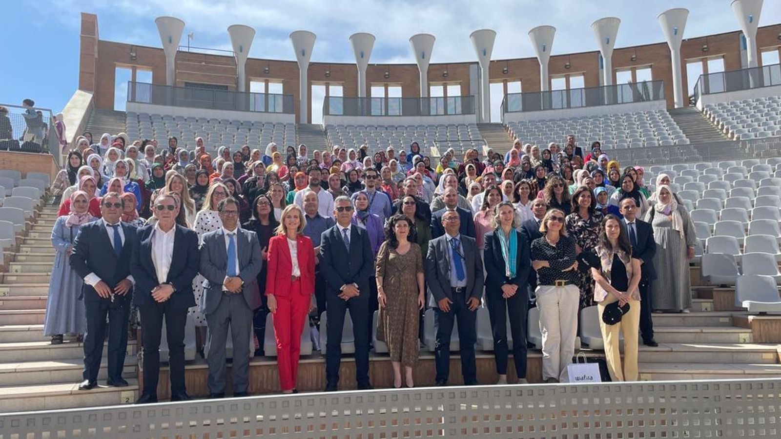 Entrega de diplomas a las temporeras que han participado en la iniciativa. Entrega de diplomas a las temporeras que han participado en la iniciativa.