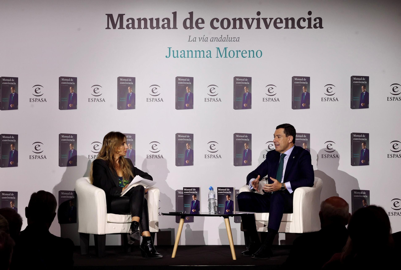 El presidente de la Junta, Juanma Moreno, junto a la periodista Carmen Morodo en la presentación de su libro en Sevilla.