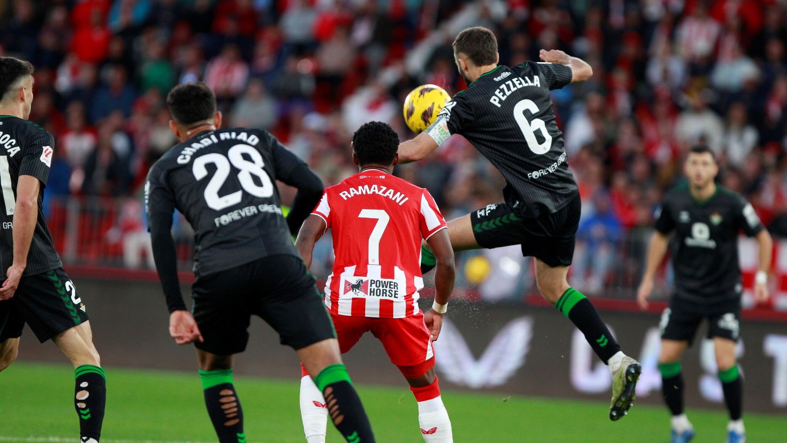 Pezzella salta con autoridad en las cercanías del área bética.