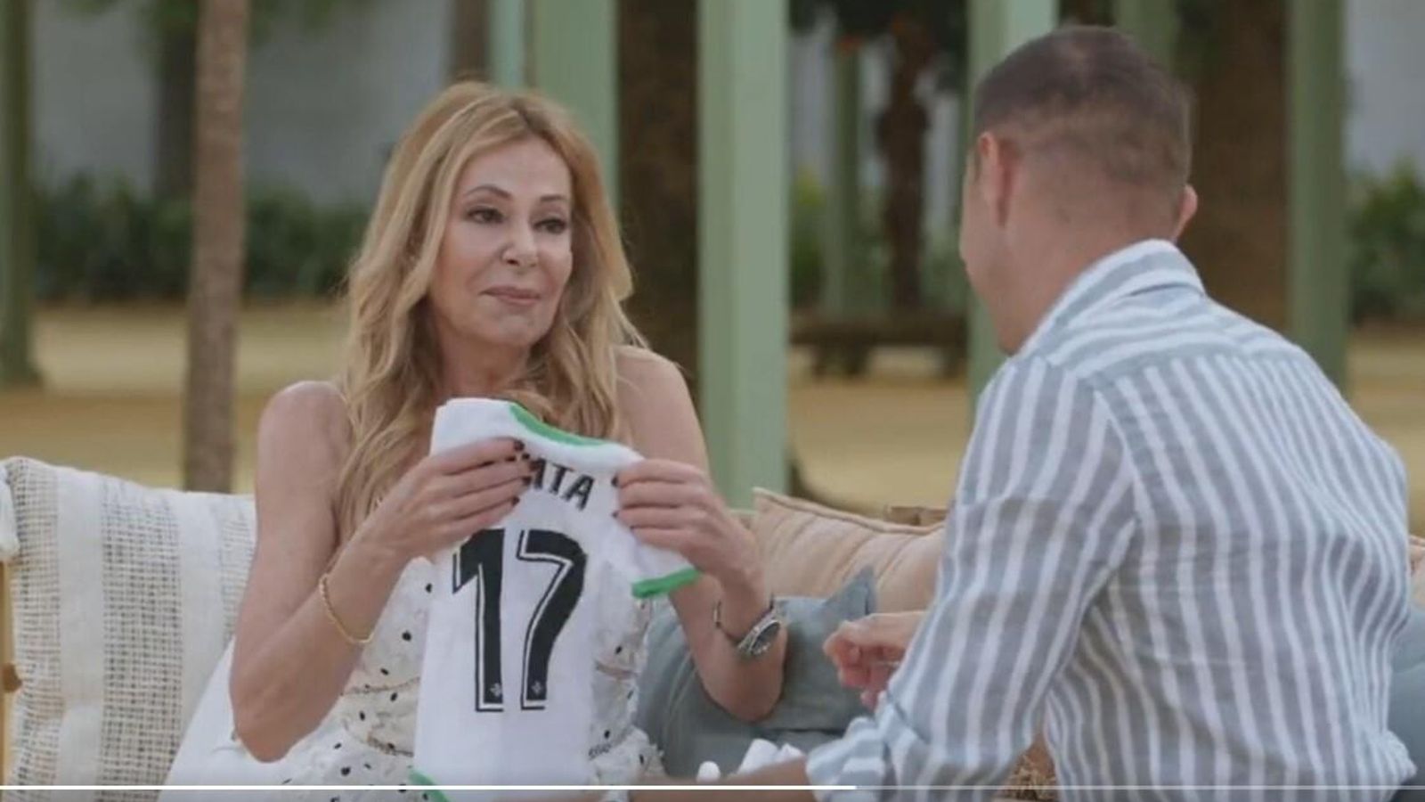 Ana Obregón con la camiseta bética para su hija, en la entrevista con Joaquín Ana Obregón con la camiseta bética para su hija, en la entrevista con Joaquín