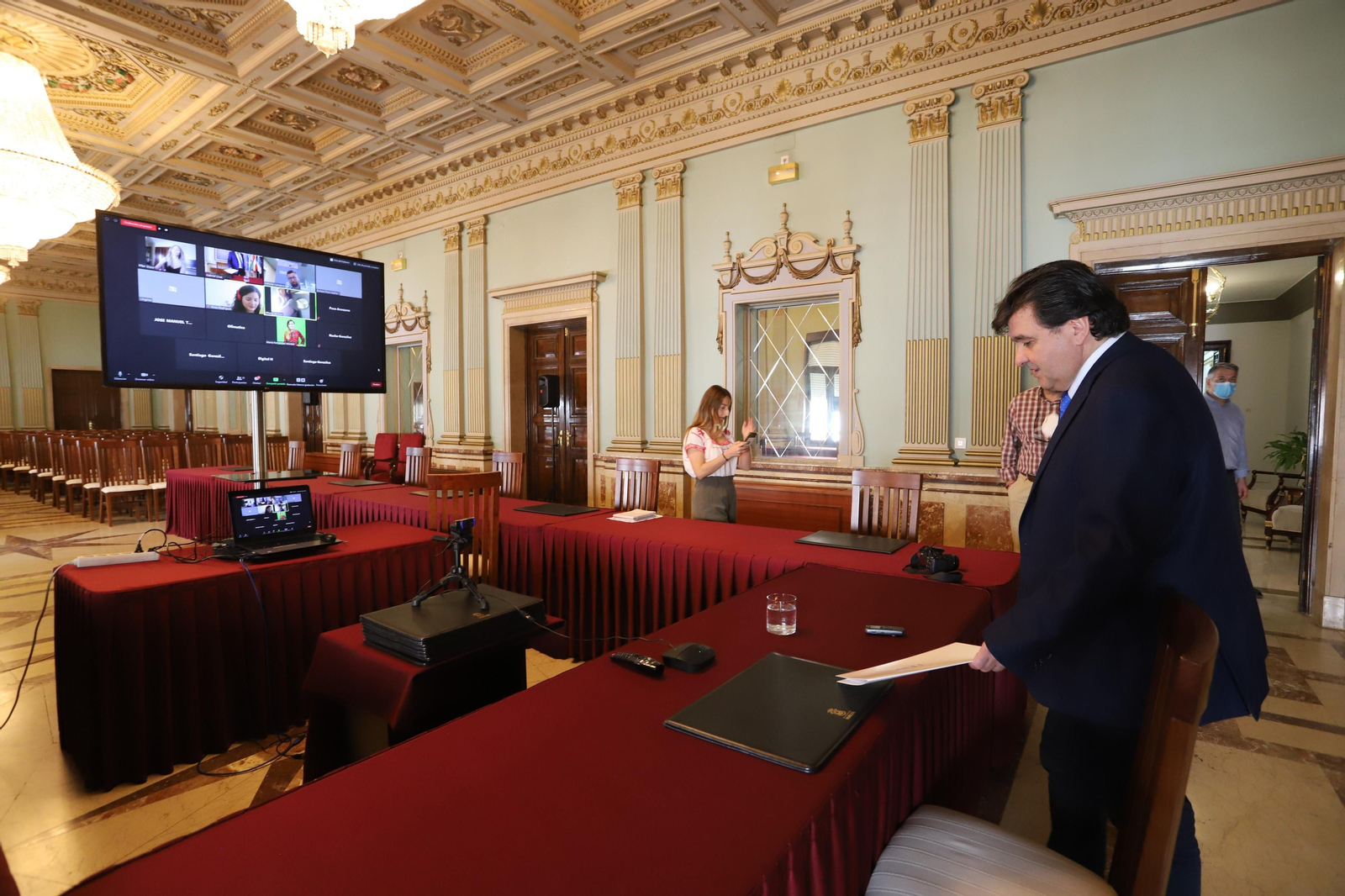 Imágenes de la primera rueda de prensa telemática del alcalde de Huelva Gabriel Cruz