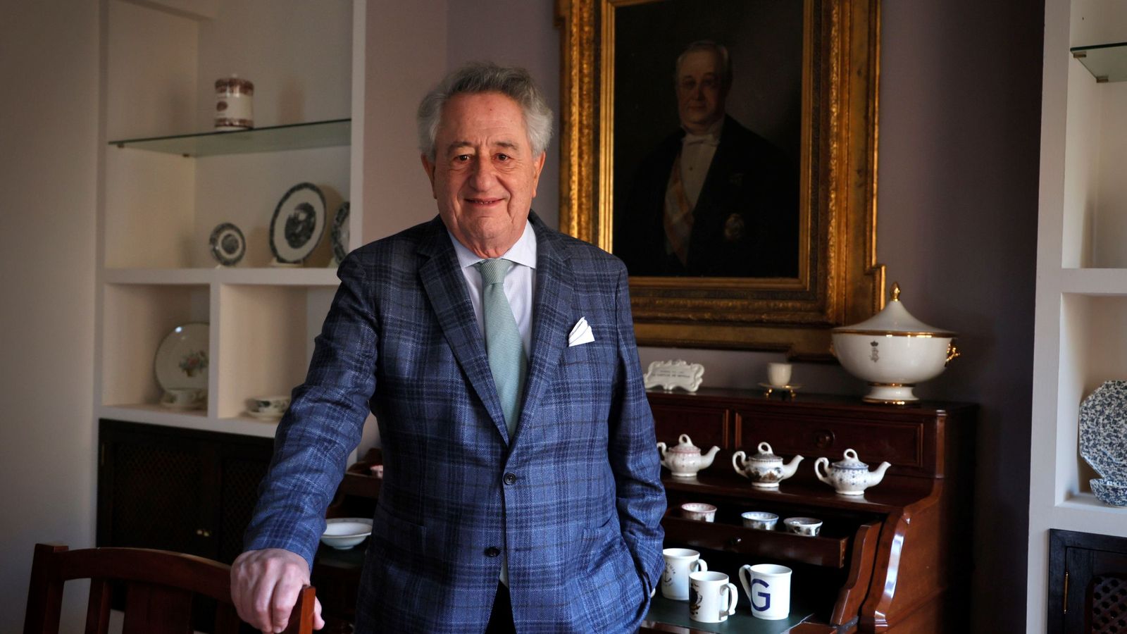 Targhetta, frente al retrato de Charles Pickman, fundador en 1841 de la fábrica de loza La Cartuja