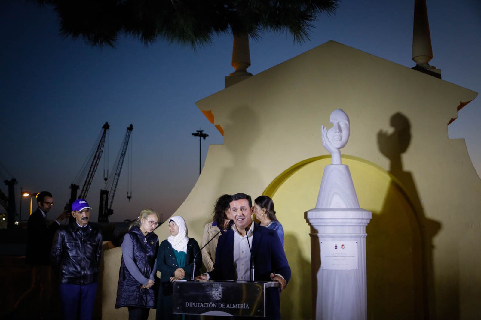 Imágenes del monolito en homenaje a las víctimas de violencia de género