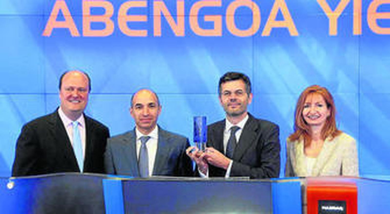 El consejero delegado, Manuel Sánchez Ortega (segundo por la izquierda), en la salida al parqué en Nueva York de Abengoa Yield el pasado junio.