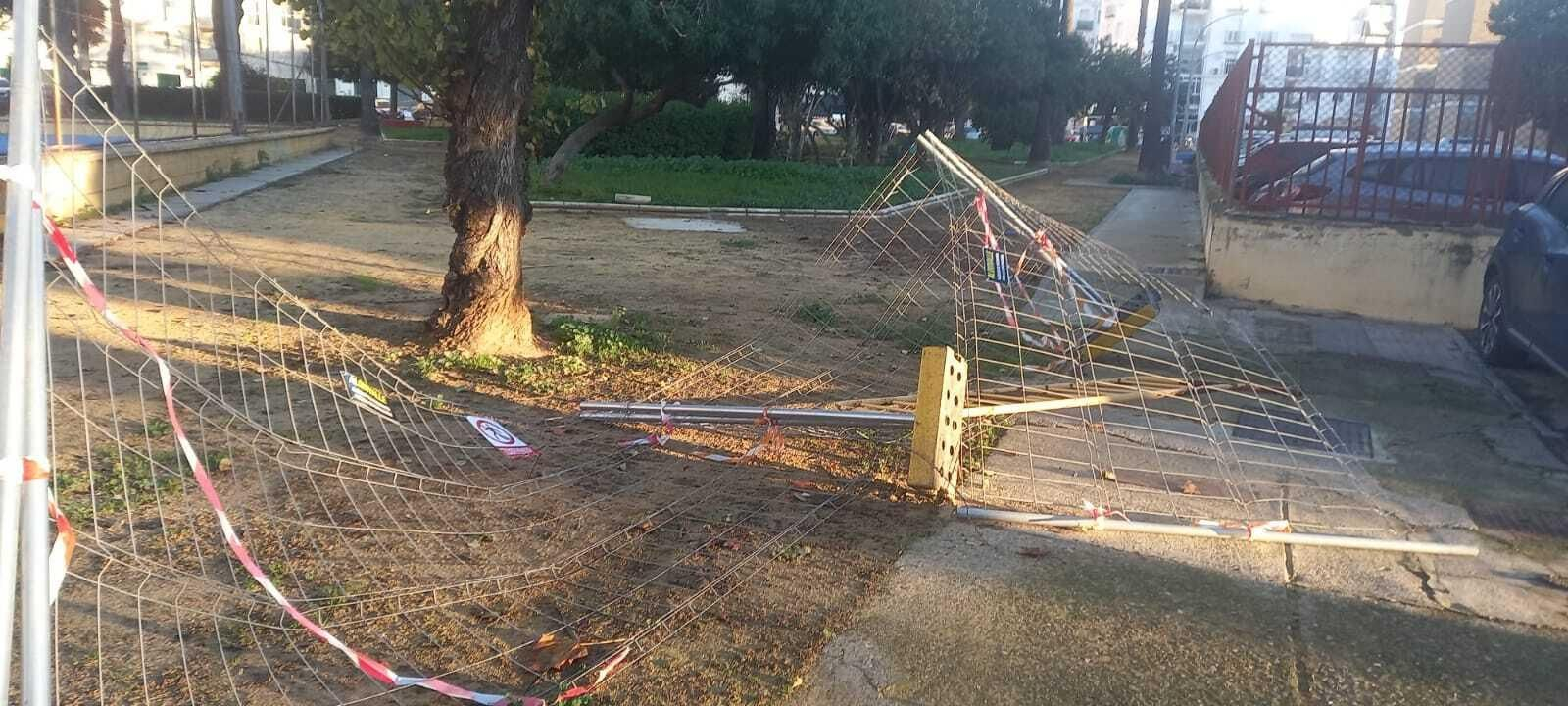 Así han amanecido las vallas del cerramiento del Parque Scout. Así han amanecido las vallas del cerramiento del Parque Scout.