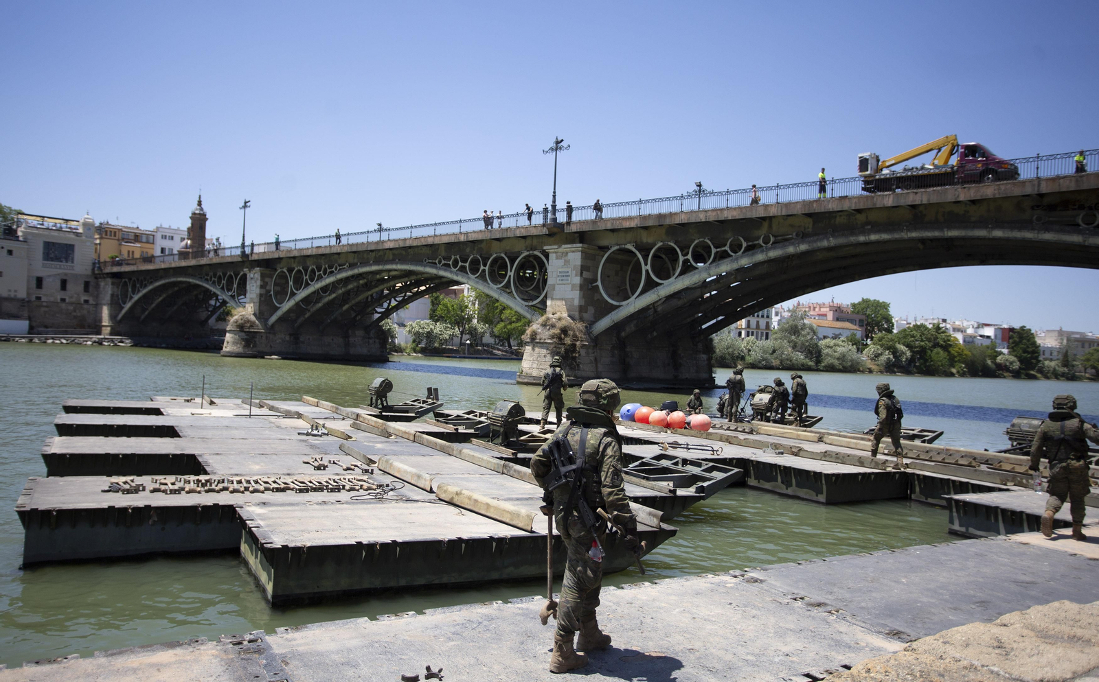 Montaje de puente flotante entre Sevilla y Triana por el Día de las Fuerzas Armadas