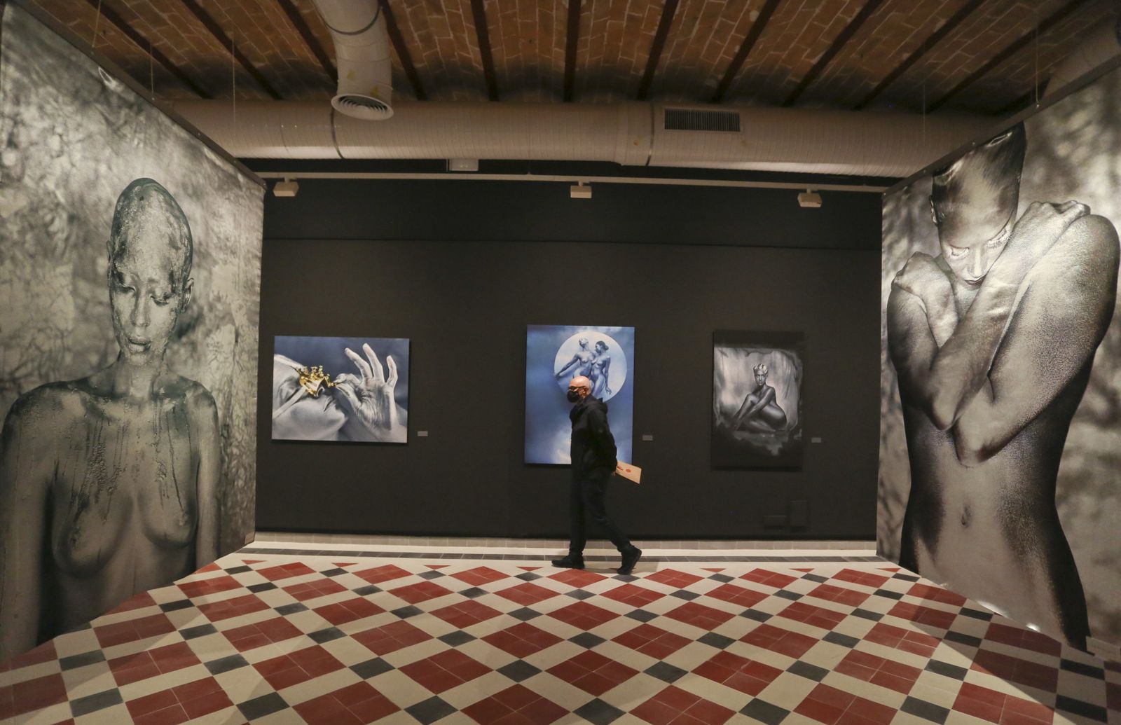 Salomón Castial, director de La Térmica, entre las obras de 'Metal'.