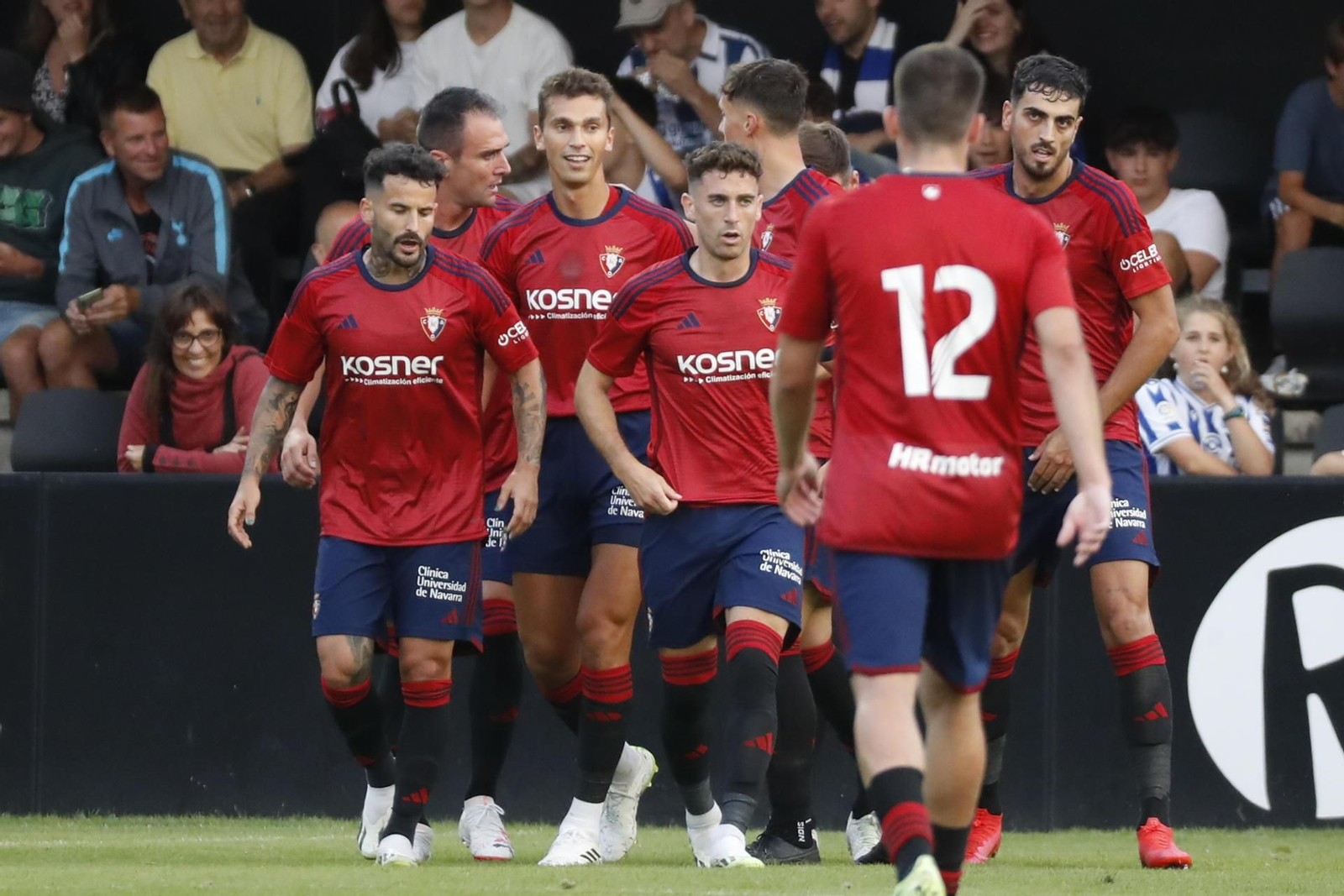 Los jugadores de Osasuna celebran un gol de Catena, a la derecha, uno de sus fichajes.