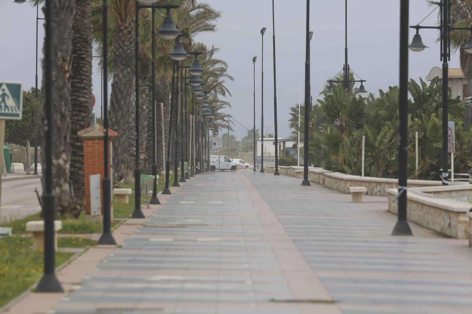 Playas cerradas en Torremolinos, la imagen del coronavirus en Málaga