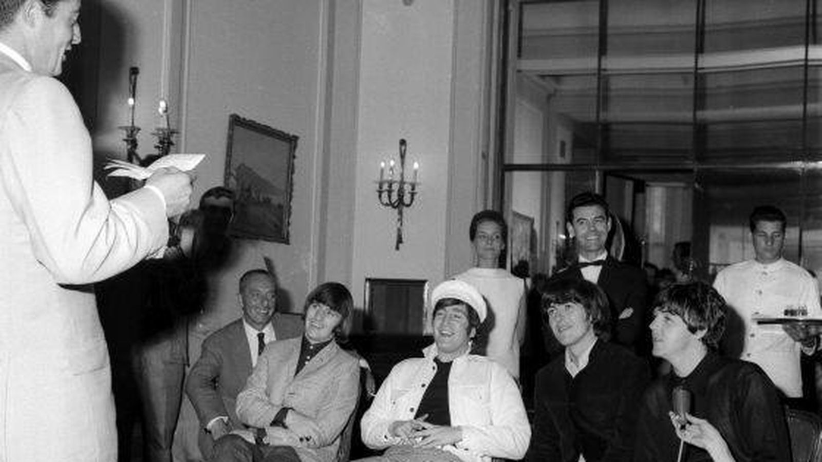 Miguel Primo de Rivera se dirige a los Beatles.