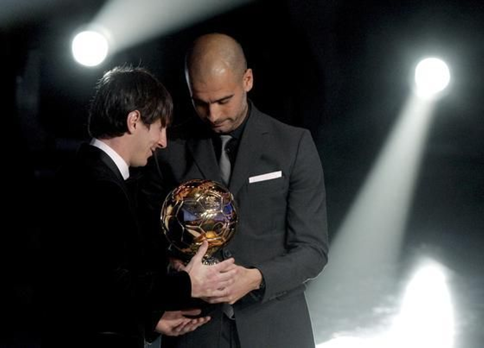 Pep Guardiola entrega a Leo Messi el Balón de Oro 2010.

Foto: Efe