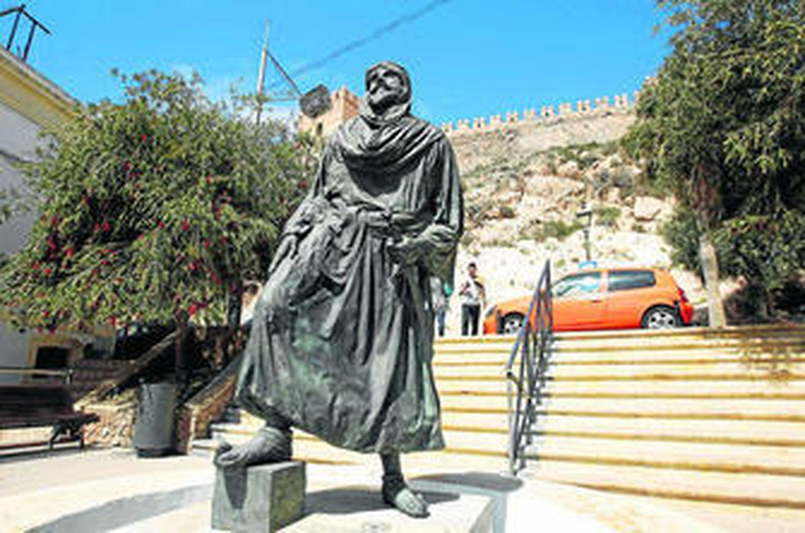 La escultura del primer rey de la Taifa de Almería a los pies de la Alcazaba desarmado.
