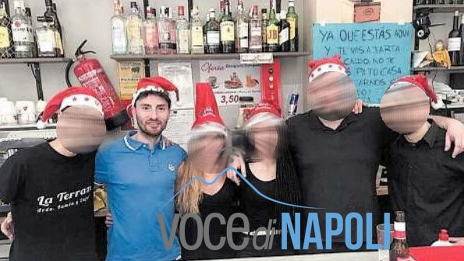 Materazzo, segundo por la izquierda, con sus compañeros del bar de Ramón y Cajal.