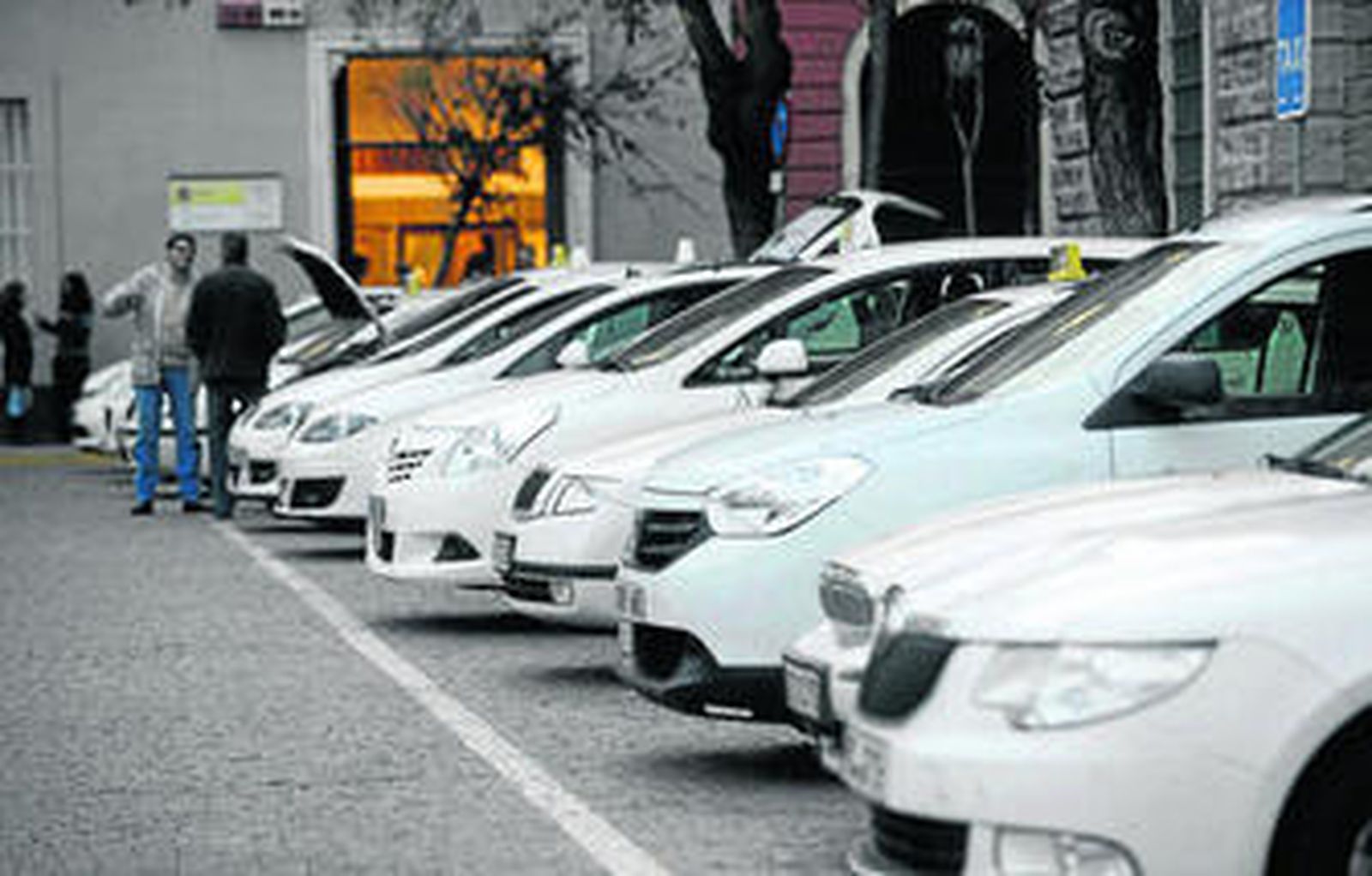 Una parada de taxis, por la que ya no se paga la tasa de ocupación de la vía pública.