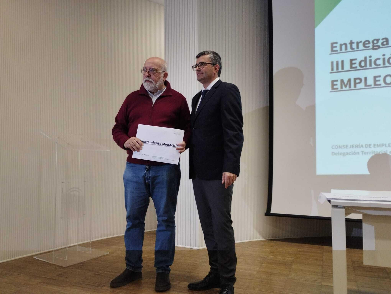 Concejal de Empleo de Monachil recoge la acreditación de los Programas de Empleo y Formación de la Junta de Andalucía de la mano del delegado de Empleo